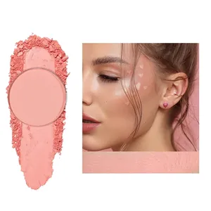 Vue détaillée du blush poudre pêche mat avec test cutané et application sur le visage