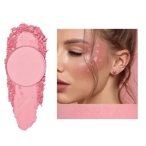 Vue macro détaillée de la texture du fard à joues rose mat et de l'effet sur le mannequin.