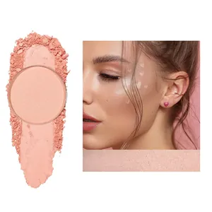 Vue détaillée de la texture du fard à joues rose mat et effet maquillage