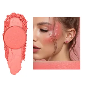 Gros plan de poudre de fard à joues rose corail mat avec échantillon et vue d'application.