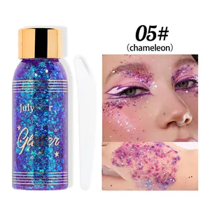 Primo piano del gel glitter effetto camaleonte per viso e capelli con trucco