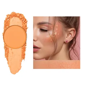 Poudre blush mate orange éclatant avec application sur modèle et détails de swatch