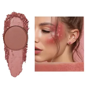 Détail du fard à joues mat rose poudré avec application sur le visage et swatch sur peau