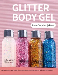 Detailopname van vier kleurrijke glitterlichaamsgel flessen met lasereffect