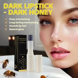 Dettaglio del rossetto idratante Dark Honey con confezione nera ed effetto labbra sane.