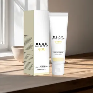 Vista dettagliata del tubetto di crema solare Bean SPF50+ PA++++ su tavolo di legno