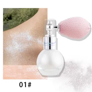 Gros plan de l'effet de spray enlumineur corporel argenté sur la peau, teinte 01#