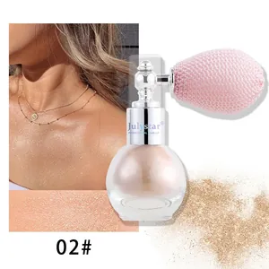 Détail du spray enlumineur scintillant 02 avec pompe rose et effet éclat corps
