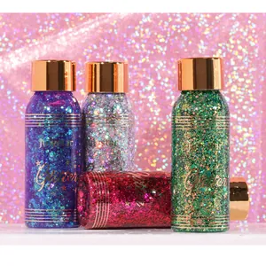 Primo piano di quattro flaconi colorati di gel glitter Julystar per il trucco festivo