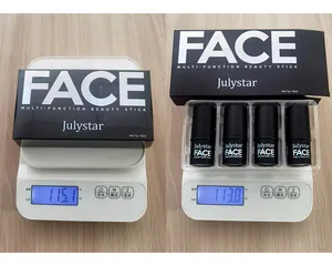 Primer plano del juego de 4 barras de belleza Julystar con peso en báscula digital