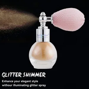 Vue détaillée du spray pailleté doré avec un élégant atomiseur à poire rose