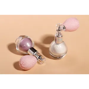 Vue détaillée de flacons de spray enlumineur scintillant avec atomiseurs roses vintage