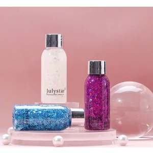 Detailopname van sprankelende lichaamsglittergel in witte, paarse en blauwe flesjes