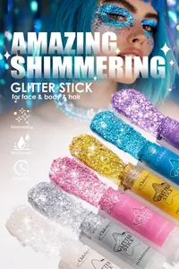 Vue macro de bâtons de paillettes chatoyants multicolores pour le maquillage visage et corps