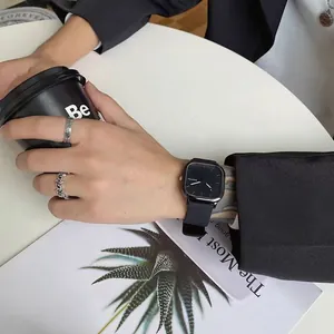 Orologio al quarzo di moda con quadrante quadrato nero e anelli d'argento minimalisti al polso