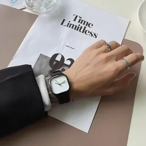 Dettaglio di un orologio al quarzo quadrato minimalista con cinturino nero al polso