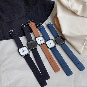 Vista dettagliata di orologi al quarzo quadrati minimalisti con cinturini colorati ambientati