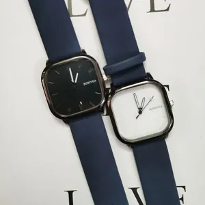 Dettaglio di due orologi al quarzo minimalisti con cinturini blu e quadrante quadrato