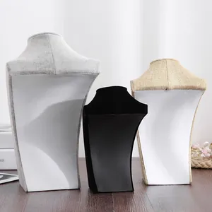 Set van drie sieraden display bustes in fluweel en linnen voor het tonen van kettingen