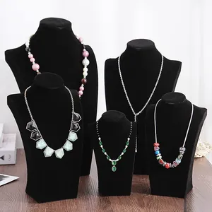 Zwart fluwelen ketting display bustes voor sieraden showroom en detailhandel