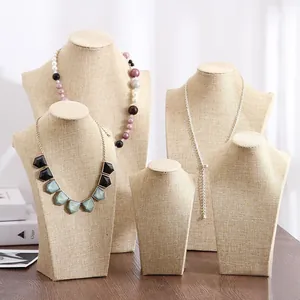 Elegante linnen ketting display bustes voor professionele sieradenpresentatie