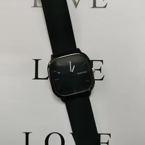 Vista dettagliata dell'orologio al quarzo quadrato nero con logo ROSIVGA