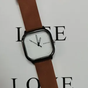 Vista dettagliata di un orologio al quarzo quadrato con cinturino in pelle