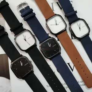 Collezione di orologi al quarzo quadrati con cinturini in pelle neri, blu e marroni.