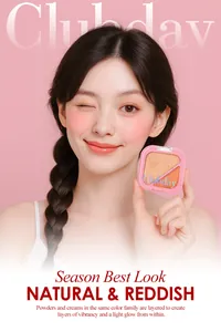 Mannequin asiatique tenant une palette de fard à joues et d'enlumineur pour un fini naturel