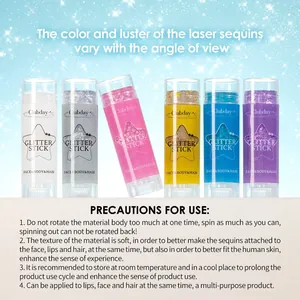 Détail de bâtons de paillettes colorés pour visage, corps et cheveux avec précautions