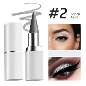 Μακροεντολή λεπτομέρεια του ασημί γκλίτερ eyeliner με υφή και δείγματα μακιγιάζ