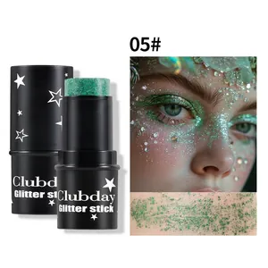 Detailansicht des grünen Clubday Glitzerstifts mit Make-up-Effekt am Modellgesicht
