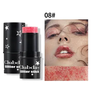 Detailansicht des Clubday 08# Glitzerstifts mit rosa Schimmertextur und Model-Make-up.