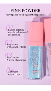 Gros plan sur la poudre illuminatrice Fairy avec de fines paillettes bleues