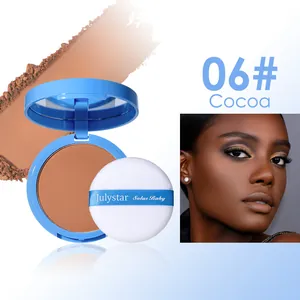Vue détaillée de la poudre pressée mate teinte 06 Cocoa avec miroir et houppe