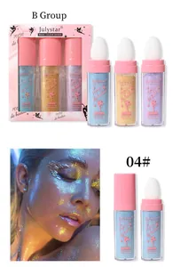 Vue détaillée de l'applicateur éponge et de l'effet pailleté de la poudre illuminatrice