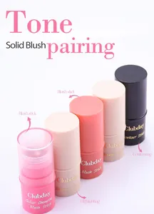 Makroansicht von matten Jelly-Blush-, Highlighter- und Konturstiften in verschiedenen Farbtönen