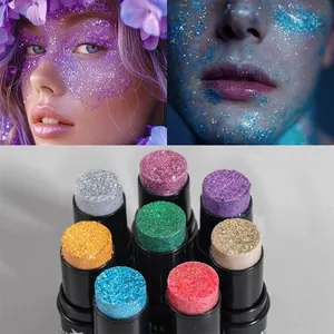 Makroansicht von 8 bunten Glitzer-Makeup-Stiften und tollen Gesichtseffekten für Party.