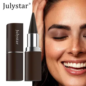 Κοντινό πλάνο μαύρου ματ eyeliner με μοντέλο που δείχνει το αποτέλεσμα μακιγιάζ ματιών