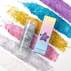 Vue détaillée du bâton de paillettes et de la boîte holographique avec des échantillons.