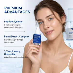 Frau hält Blue Copper Peptides Serum Flasche mit Text zu Vorteilen der Hautpflege