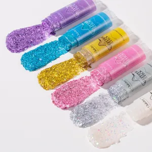 Gros plan de bâtons de paillettes pour le visage le corps et les cheveux colorés