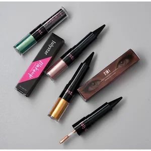 Vue détaillée des bâtons fard à paupières liquide et eye-liner double embout