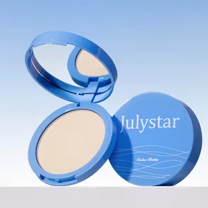 Gros plan détaillé du poudrier compact mat bleu Julystar avec un miroir interne