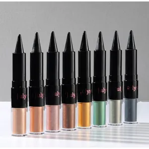 Vue détaillée montrant divers crayons ombre à paupières et eye-liner scintillants.