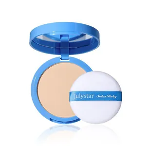 Détail d'une poudre visage mate avec houppette douce et poudrier bleu à miroir