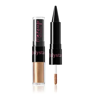 Gros plan d'un bâton de maquillage double embout avec eye-liner et ombre pailletée