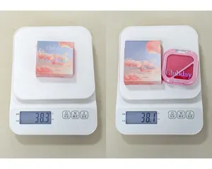 Détail du fard à joues Clubday Cloud Blush montrant l'emballage et le poids.