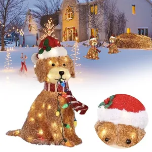Detalle de decoración de perro navideño luminoso con cadena de luces coloridas en un jardín nevado