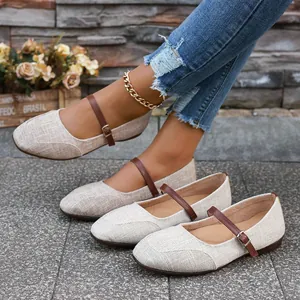 Élégantes ballerines Mary Jane en lin beige avec bride de cheville marron et boucle.